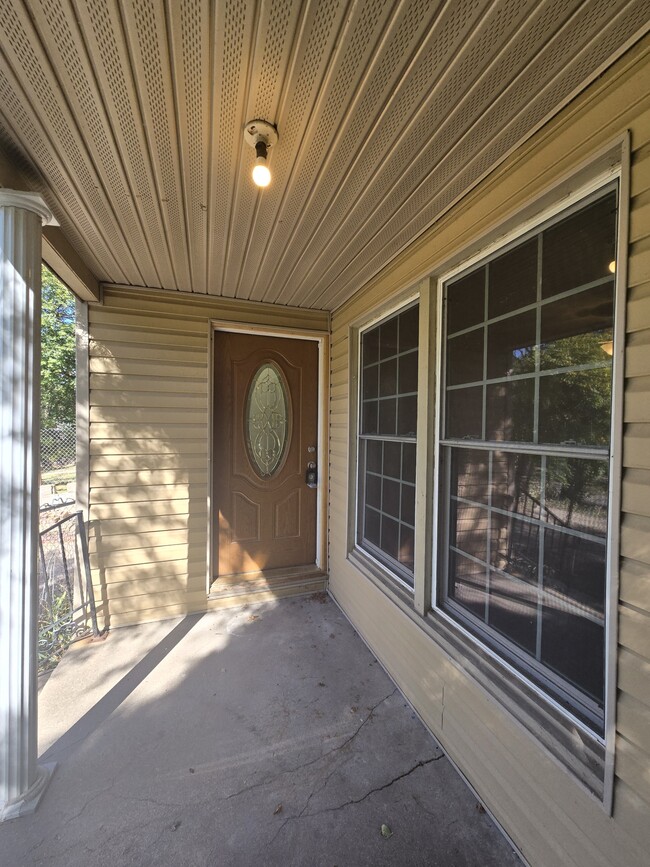 Building Photo - 1334 N Estelle St