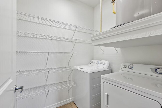 Building Photo - Stylish 1 Bed Apt — Save $1,200 on First M...