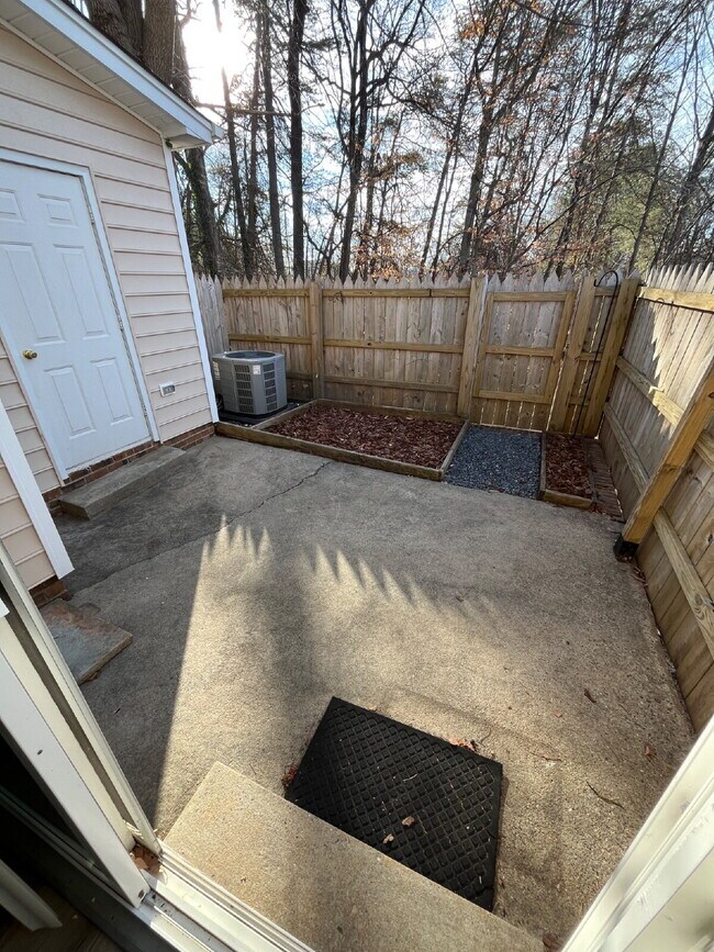 Building Photo - 917 Shelby Dr