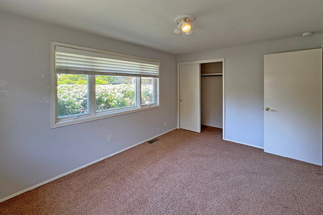 Building Photo - 10632 NE 47th Pl