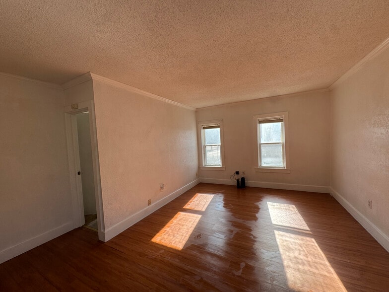 Building Photo - 326 E Vine St