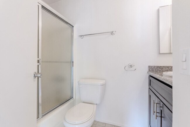 Building Photo - Chatsworth Rent This Now