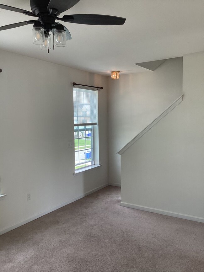 Building Photo - Bright 3 Bedroom, 2.5 Bath Townhome in Spring Grove Schools!!