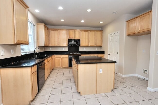 Building Photo - Beautiful 4 Bed 3 full bath Natomas Home!!