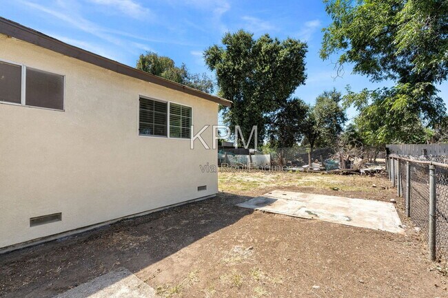 Building Photo - 527 N Lillian Ave