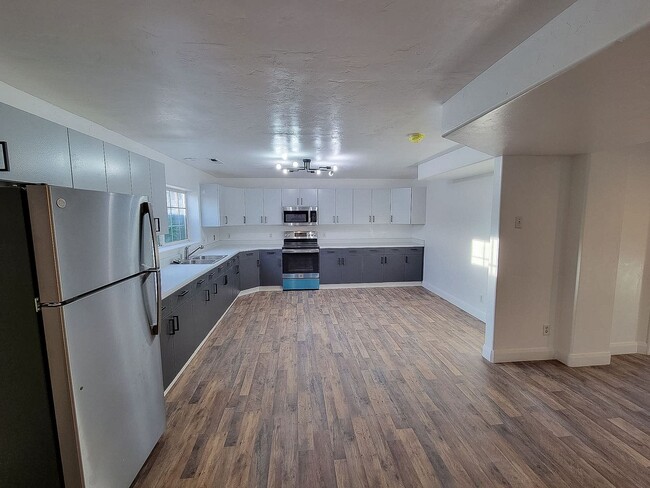 Building Photo - *utilities included* 3 bed 3 bath apartmen...