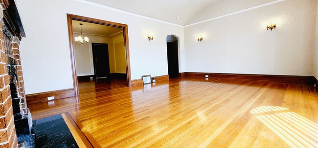 Building Photo - SUPER SPACIOUS, 3 LEVELS, 3 BONUS Rooms-SI...