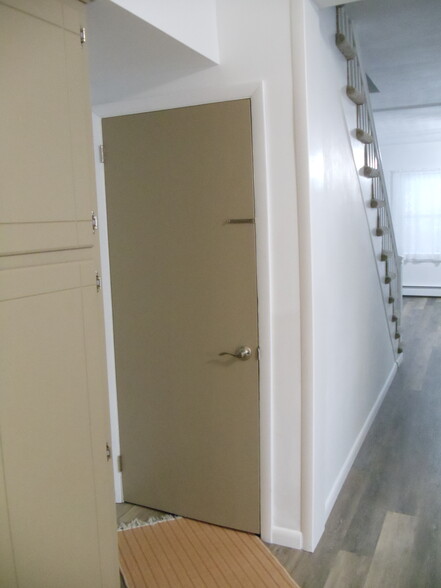 Building Photo - 376 Miller St