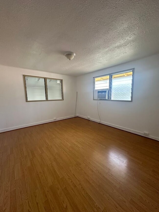 Building Photo - KALIHI UKA House 6 bedrooms, 2 full bath a...