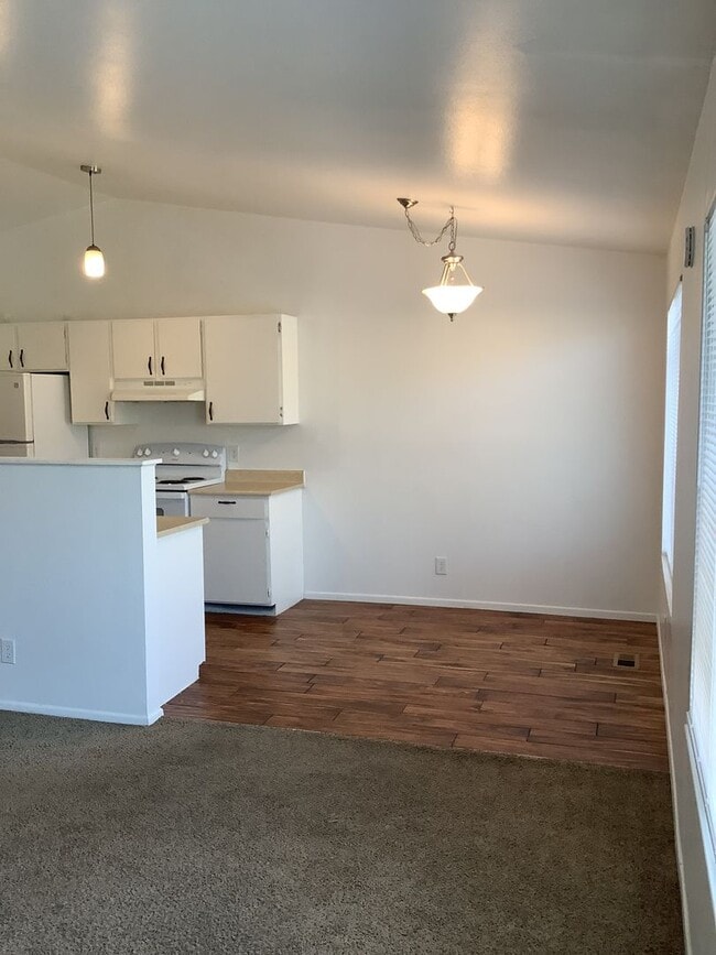 Building Photo - Spacious and bright 3-bedroom, 2-bathroom ...