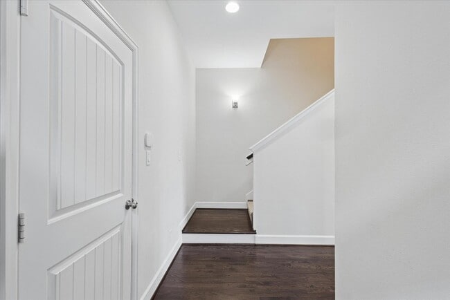 Building Photo - 814 W 26th St