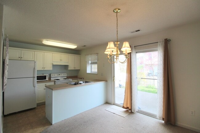 Building Photo - Liberty Square Townhome with Fenced Yard!