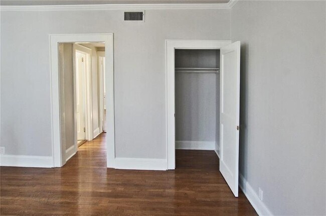 Building Photo - 425 10th St NE