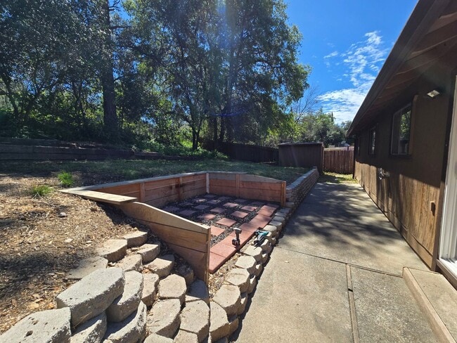 Building Photo - Freshly updated 3-bedroom, 2-bath home