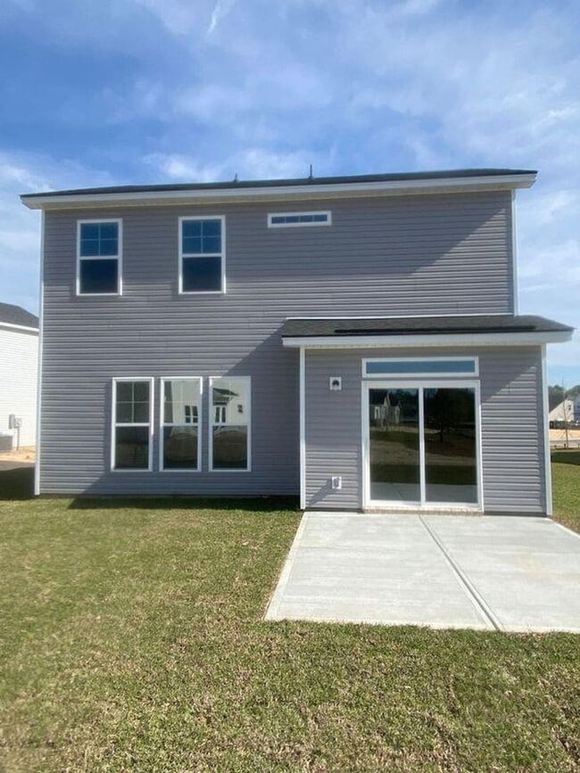 Building Photo - 4 bed 2.5 bath Available in Feburary