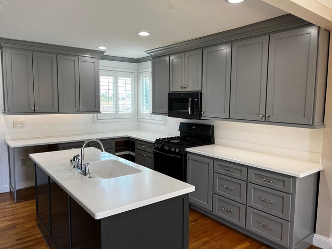 Building Photo - 3 Bed 2 Bath Home For Rent in an Excellent...