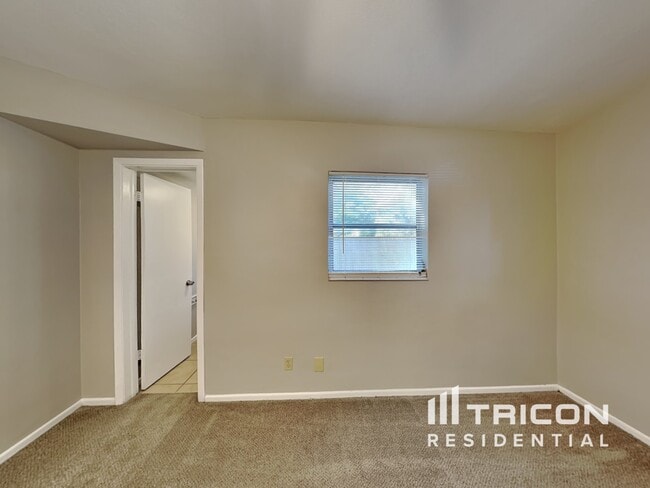 Building Photo - 2869 Webley Dr NE