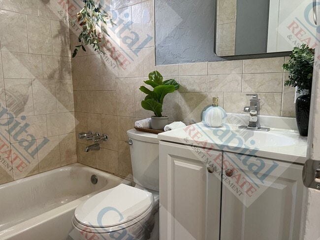 Building Photo - Cozy 2 Bedroom