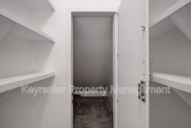 Building Photo - 1701 Oakhurst Ave