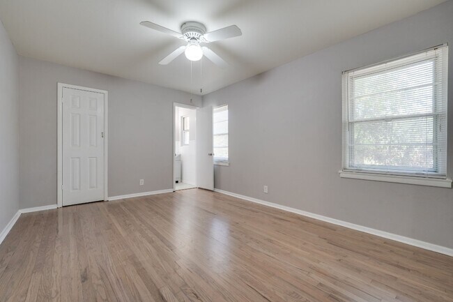 Building Photo - 2442 Oates Dr