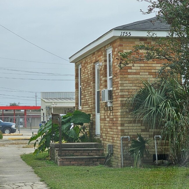 Building Photo - 1755 Ridgefield Ave