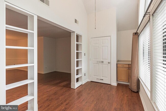 Building Photo - 2811 Lee Oaks Ct