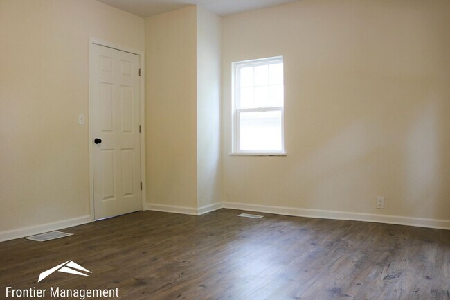 Building Photo - Recently Remodeled 3 Bedroom Farm Style Home!