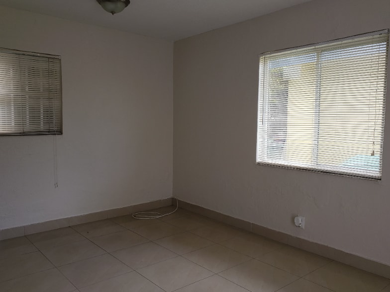 Building Photo - 133 SW 5th Ct