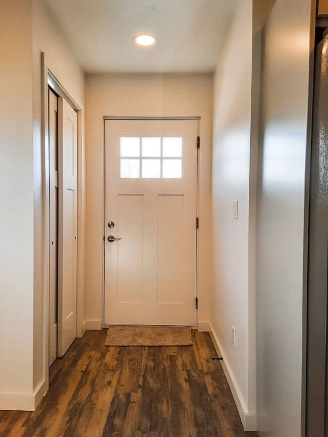 Building Photo - 2 BED/ 1.5 BATH TOWNHOME