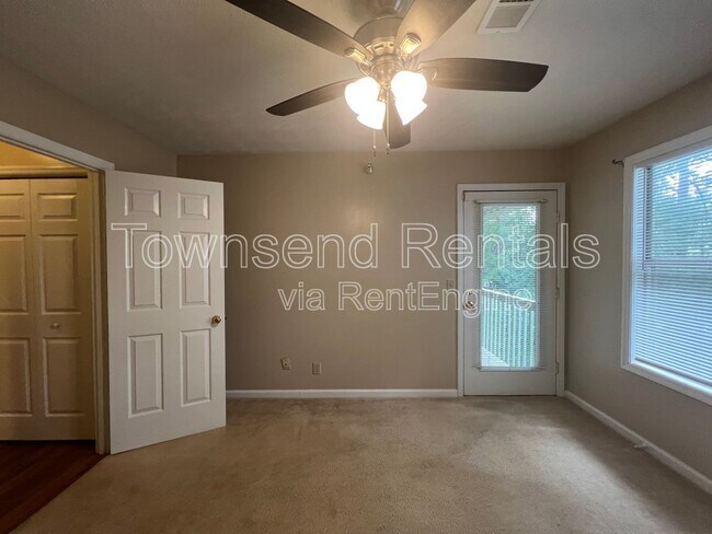 Building Photo - 950 Stewarts Creek Dr