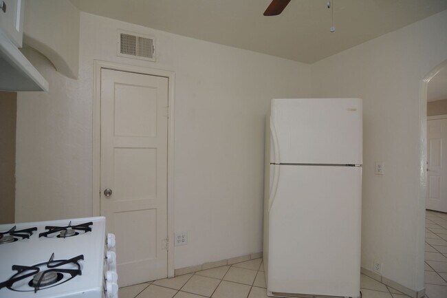 Building Photo - Charming 2 Bedroom 1 Bath Home! Close to t...