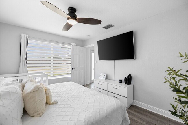 Building Photo - 7021 SW 10th Ct