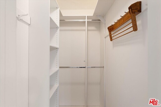 Building Photo - 2002 Kelton Ave