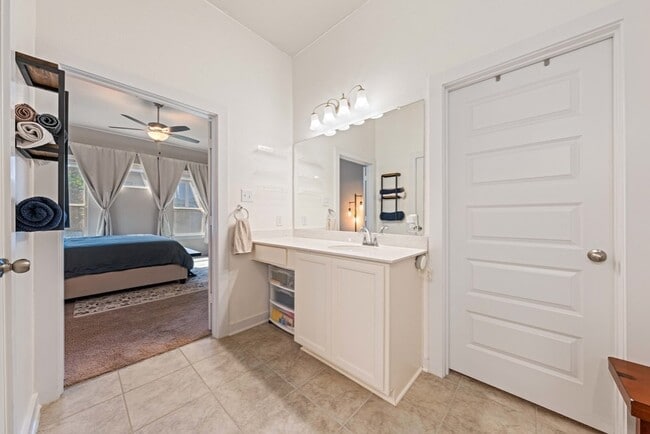 Building Photo - 1020 Highland Vista