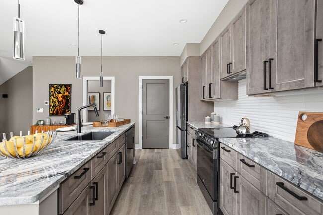 Building Photo - 322 N Summit St