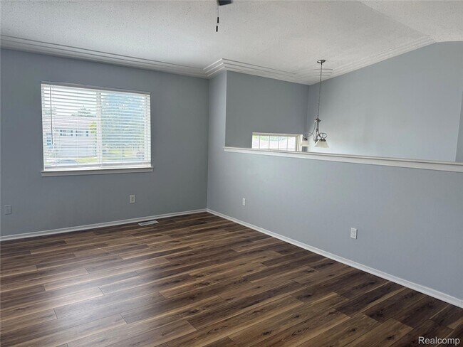 Building Photo - 1116 Lakeview Cir