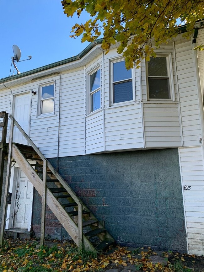 Primary Photo - Two Bedroom Garage Apartment