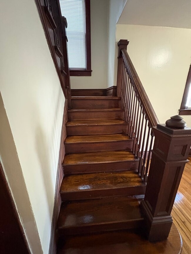 Building Photo - Large 3 bedroom house available