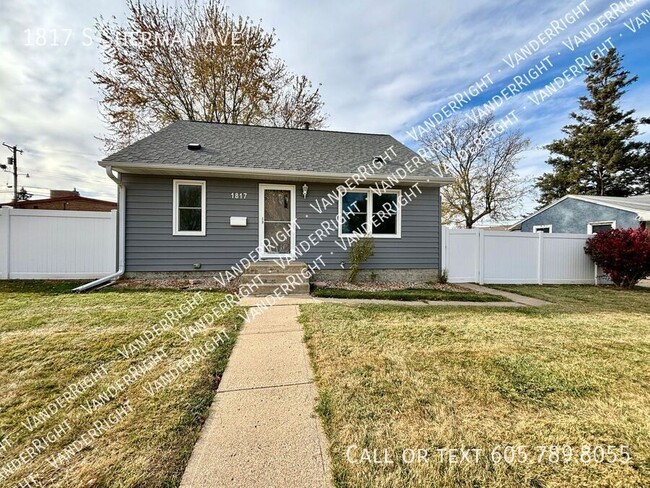 Building Photo - Charming Updated 2 Bedroom House!