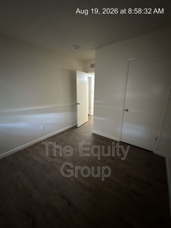 Building Photo - 1322 W Elowin Ave
