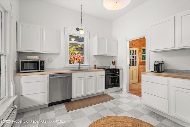 Building Photo - 406 W Smuggler St