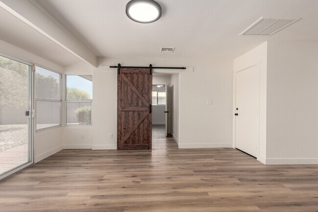 Building Photo - 17615 N Whispering Oaks Dr