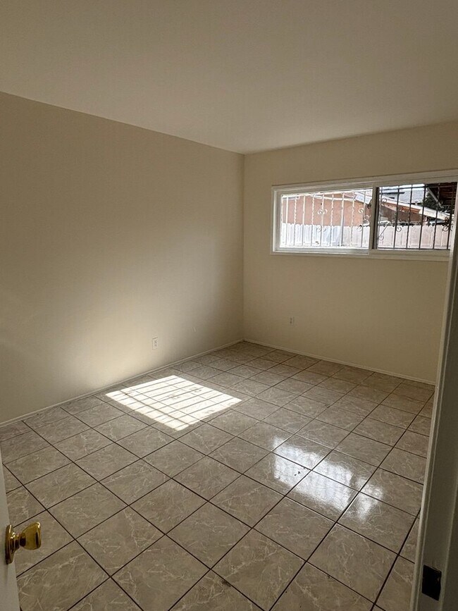 Building Photo - Spacious 3 bedroom available now!