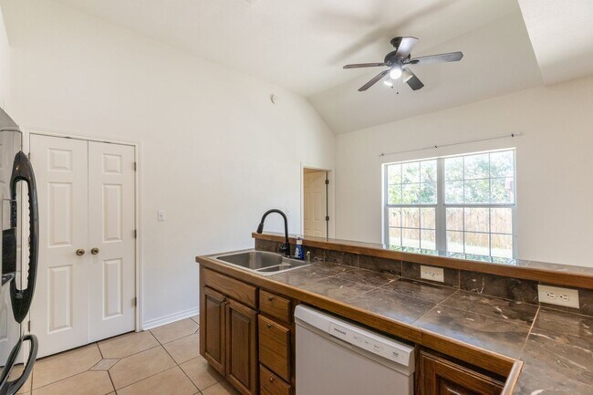 Building Photo - 3310 Silver Oaks Dr