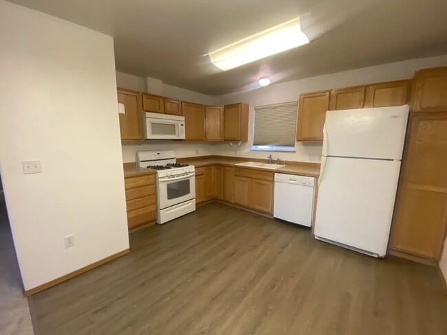 Building Photo - 2 Bedroom, 1 Bathroom in Southwest Anchorage.