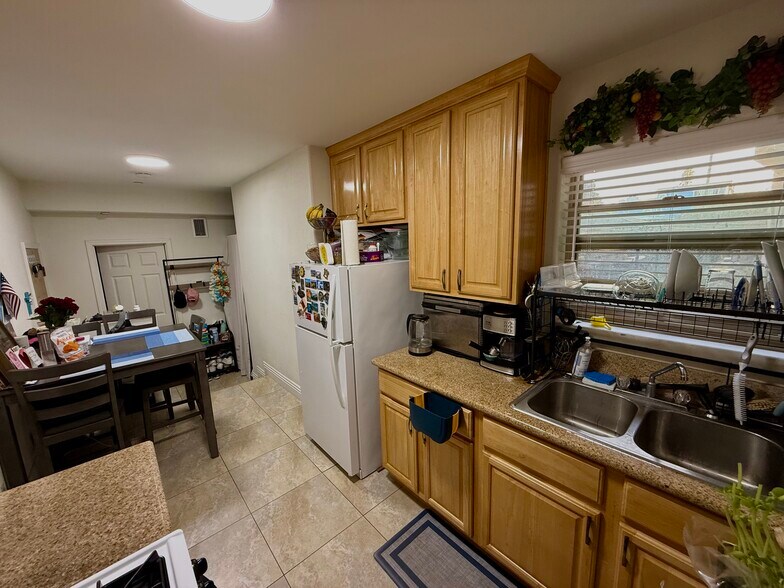 kitchen - 24381 Santa Clara Ave