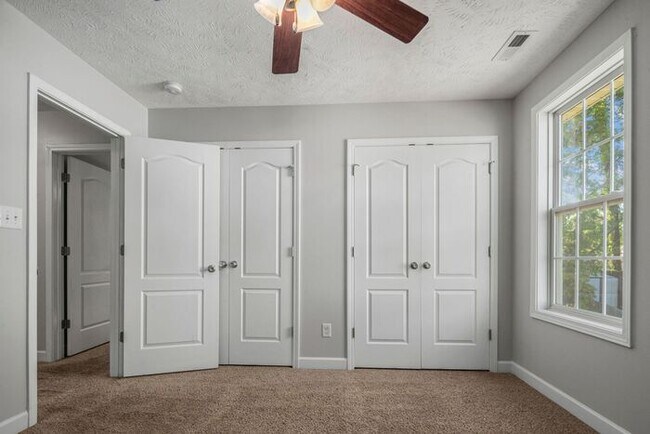 Building Photo - 4 Bedroom 2.5 Bath Home