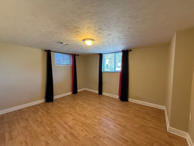 Building Photo - Beautifully Updated Home near Federal & Al...