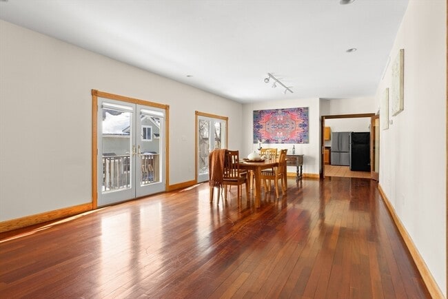 Building Photo - 25 Pleasant St