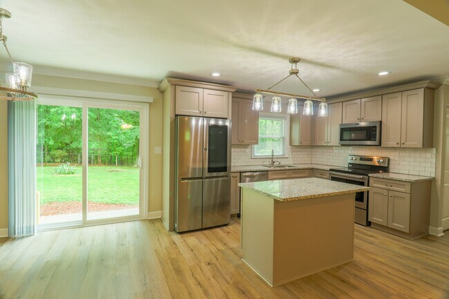 Building Photo - 2608 Meadow Lark Ln